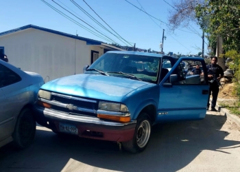 Policía captura a dos hombres armados tras persecución