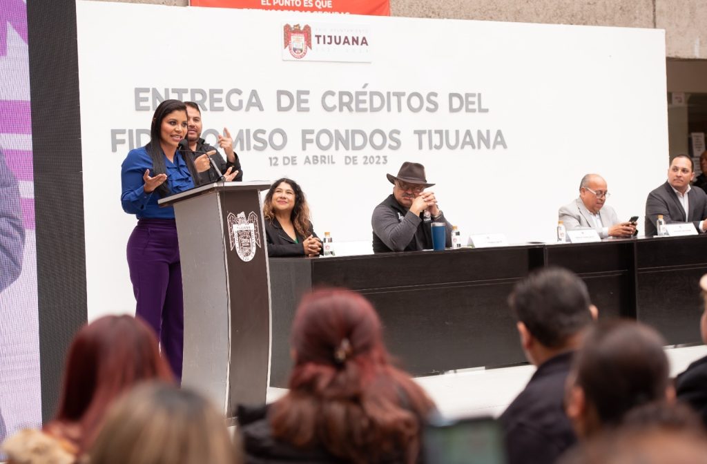 Alcaldesa-Montserrat-Caballero-entrega-504-creditos-Fondos-Tijuana
