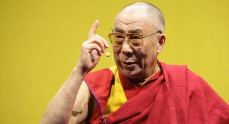 Dalái Lama se disculpa tras besar a un niño en los labios