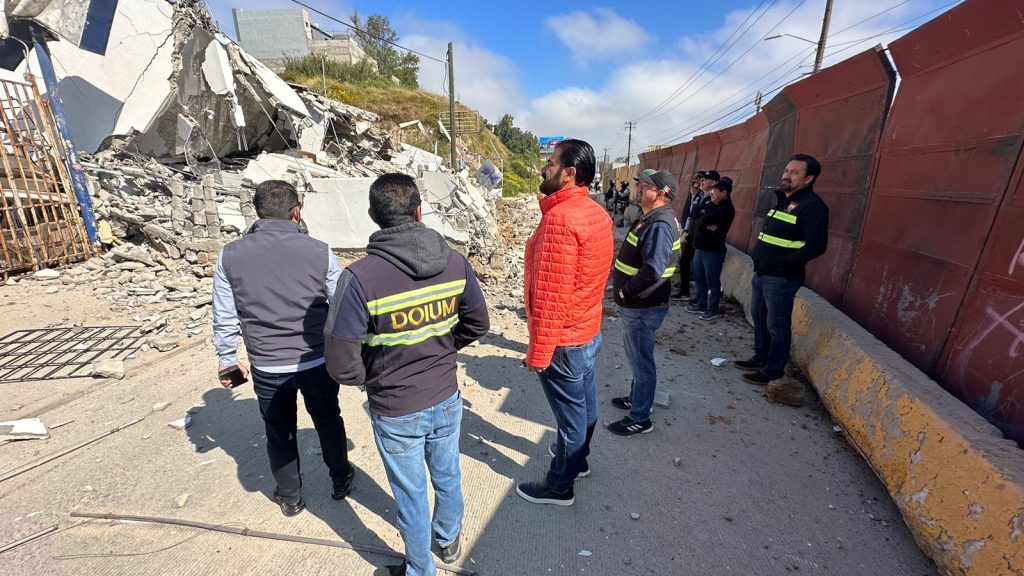 Ayuntamiento de Tijuana trabaja en limpieza del colapso para reabrir el bulevar Cuauhtémoc Sur