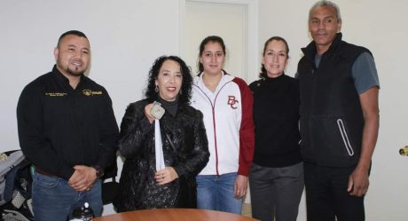 Deportista rosaritense entrega medalla a alcaldesa Araceli Brown