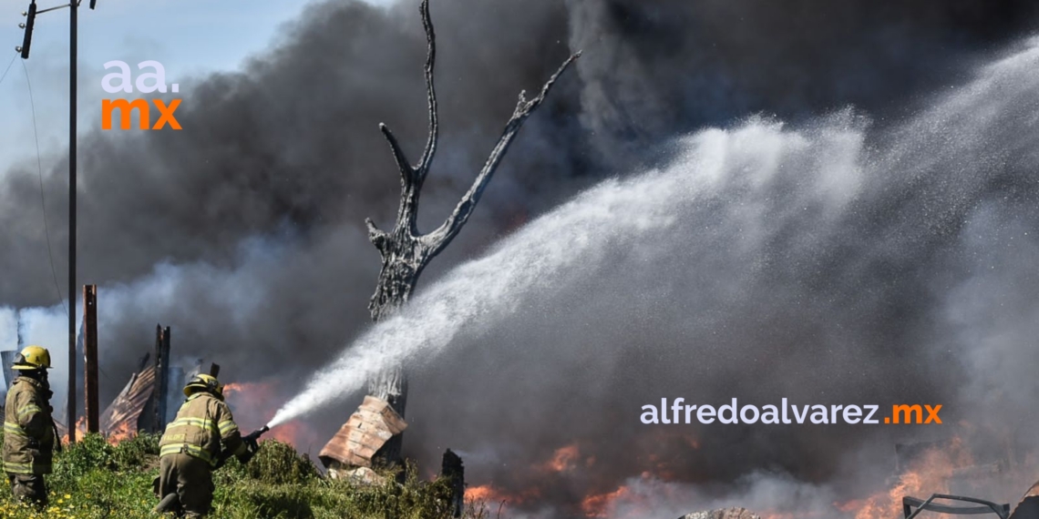 Incendio en recicladora provoca evacuación de más de 300 personas