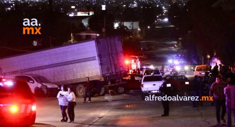 Tráiler sin frenos embiste seis vehículos y se impacta en casa