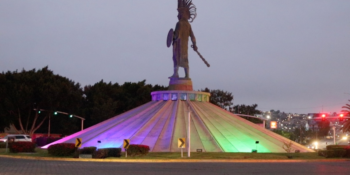 Monumentos emblemáticos de Tijuana se iluminaron con los colores de la bandera LGBTTTIQ+