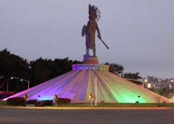 Monumentos emblemáticos de Tijuana se iluminaron con los colores de la bandera LGBTTTIQ+