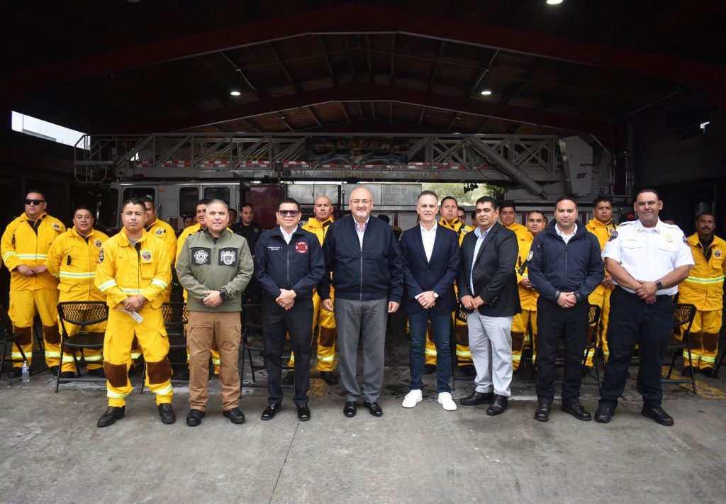 En la Estación Central de Bomberos Tijuana se llevó a cabo la entrega de 352 uniformes forestales para la protección de los elementos operativos de la corporación, ante la temporada de calor que se avecina en la región y los riesgos de incendios forestales.