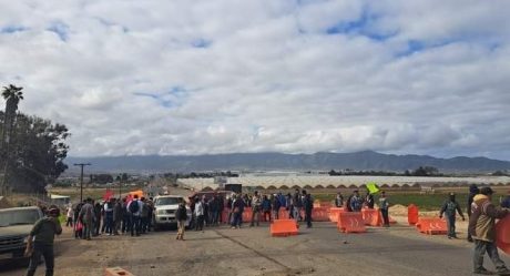 Trabajadores bloquean carretera Transpeninsular de Ensenada