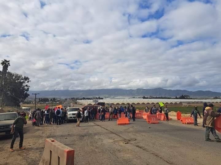 Trabajadores-bloquean-carretera-Transpeninsular-Ensenada