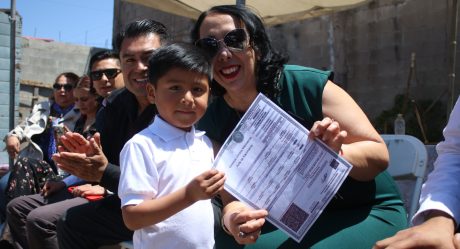 Araceli Brown entrega actas de nacimiento certificadas a comunidad purépecha