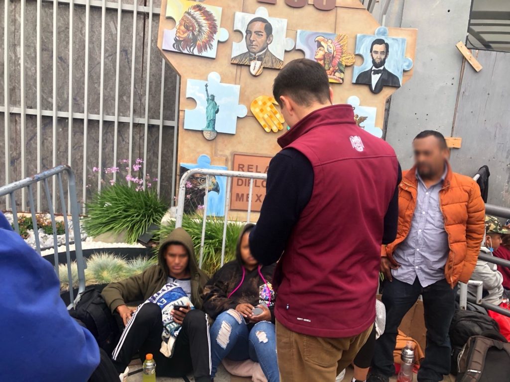 Ayuntamiento-Tijuana-ofrece-servicios-migrantes-esperan-Garita