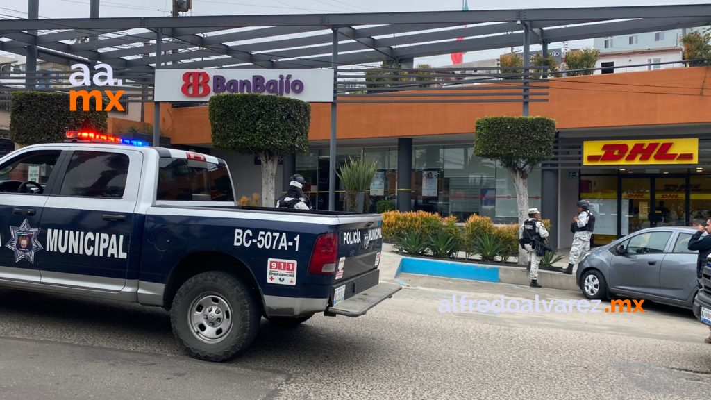 Un hombre con arma de fuego ingresó esta tarde al banco “Banbajio” ubicado sobre el bulevar fundadores y asaltó la sucursal.