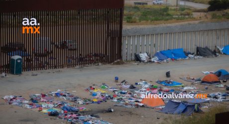Desalojan campamento de migrantes entre los dos muros