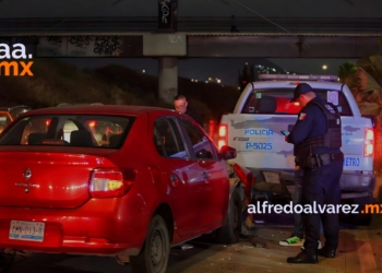 Joven se estampa con una patrulla en el alcoholímetro