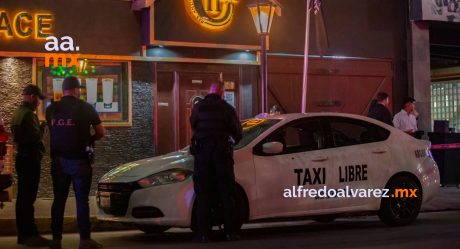 Atacan a balazos a un taxista afuera del antro Cheers