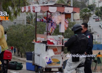 Abren fuego contra cliente de un puesto de hamburguesas y lesionan a un niño