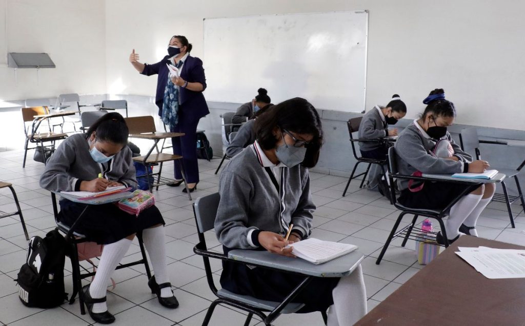 AMLO-anuncia-aumento-salarial-los-maestros-Mexico