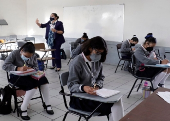 AMLO anuncia aumento salarial a los maestros de México