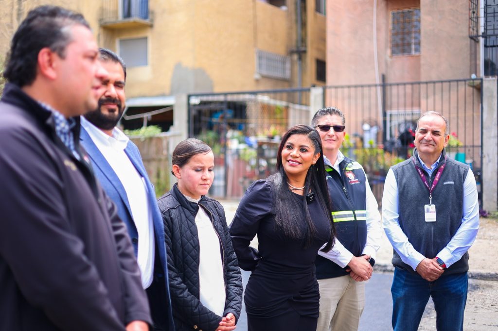 Alcaldesa-Tijuana-supervisa-obras-bacheo-atiende-comunidad