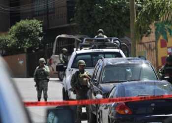 Asesinan a hombre en el patio de su casa