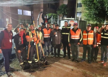 Ayuntamiento brinda atención a vecinos de La Mesa con bacheo nocturno