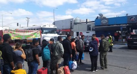 Migrantes son trasladados de la Unidad Reforma al Centro Integrador Carmen Serdán