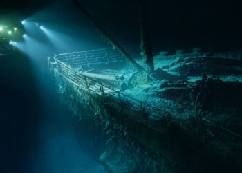 Desapareció submarino con turistas que iban a ver los restos del Titanic