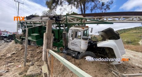 Camión repartidor de cemento se queda sin frenos y embiste auto familiar