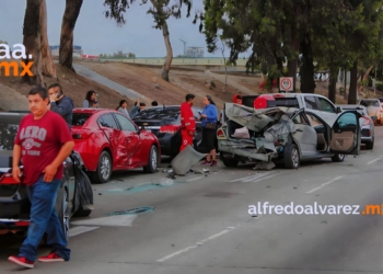 Auto provoca fuerte choque múltiple en la Ready Lane