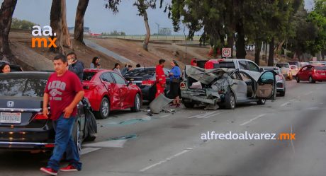 Auto provoca fuerte choque múltiple en la Ready Lane