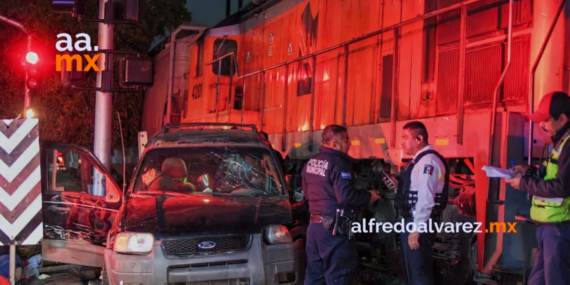 Pareja de la tercera edad choca con el tren