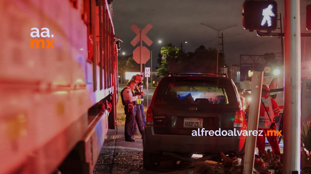 Pareja de la tercera edad choca con el tren