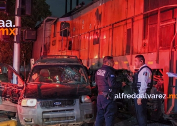 Pareja de la tercera edad choca con el tren