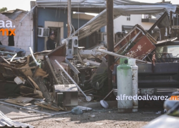 Fuerte explosión acaba con 15 viviendas en Mexicali