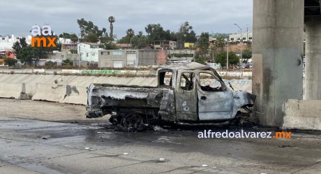 Hombre muere calcinado tras chocar con puente peatonal