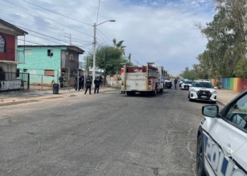 Detienen a sujeto con machete que atacó a un hombre y se abalanzó contra un oficial