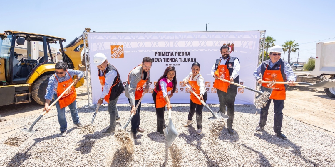 Montserrat Caballero coloca primera piedra de tienda The Home Depot en Santa Fe