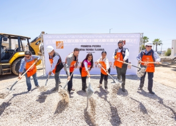 Montserrat Caballero coloca primera piedra de tienda The Home Depot en Santa Fe