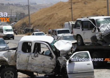 Conductora pierde el control y embiste a camión de transporte de personal