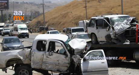 Conductora pierde el control y embiste a camión de transporte de personal