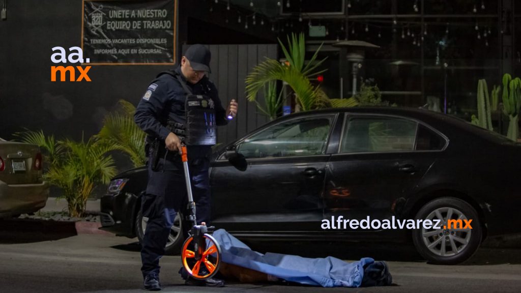 Peatón cruza calle en semáforo verde y es atropellado perdiendo la vida al instante