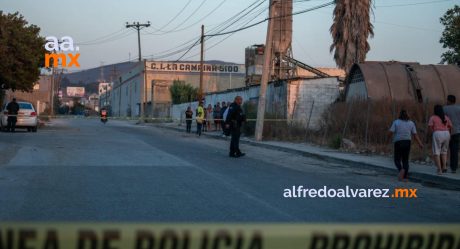 Asesinan a un hombre a bordo de su auto, iba con una menor