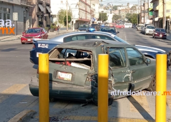 Militares se pasan semáforo en rojo y provocan choque