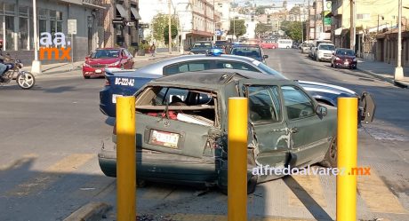 Militares se pasan semáforo en rojo y provocan choque