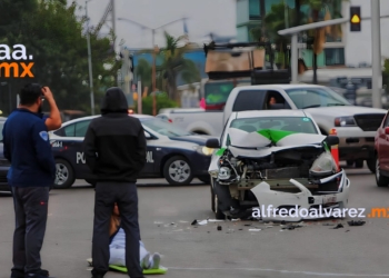 Taxista provoca choque y atropellamiento a una enfermera