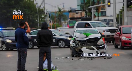 Taxista provoca choque y atropellamiento a una enfermera