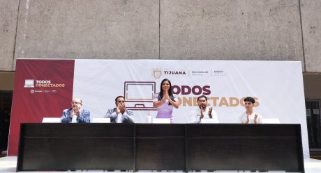 Montserrat Caballero entrega 200 laptops a estudiantes a través de Todos Conectados