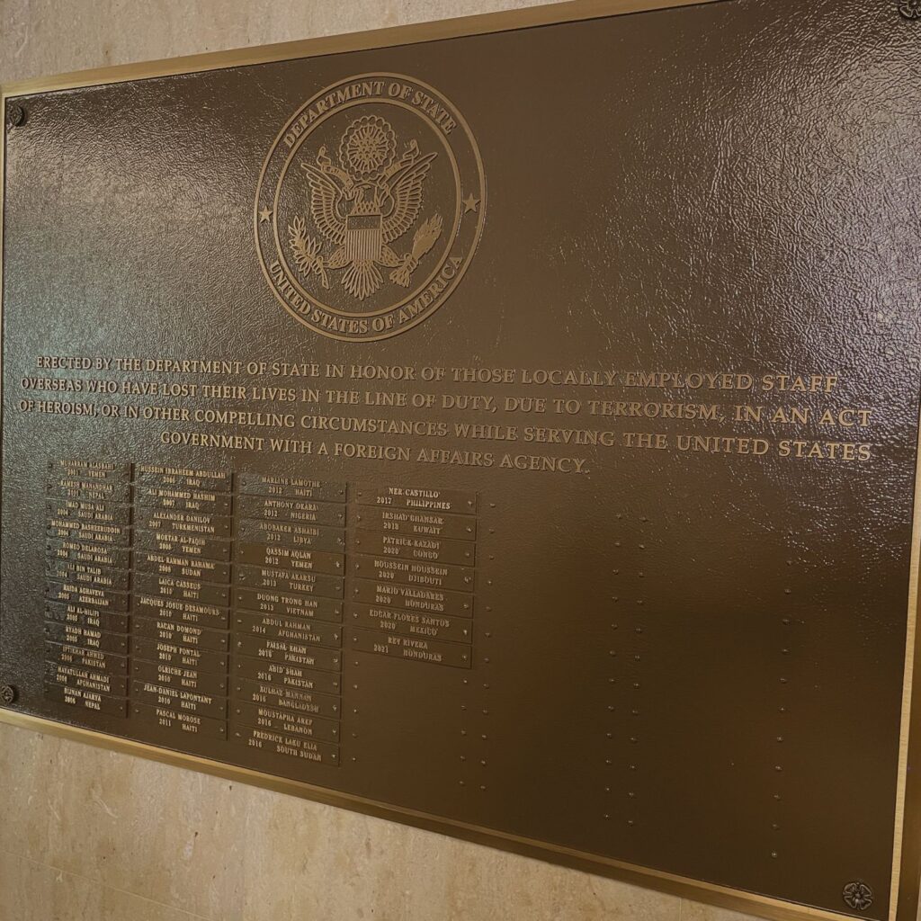 Develan placa en memoria de Edgar Flores Santos en la Sede del Departamento de Estado en Washington