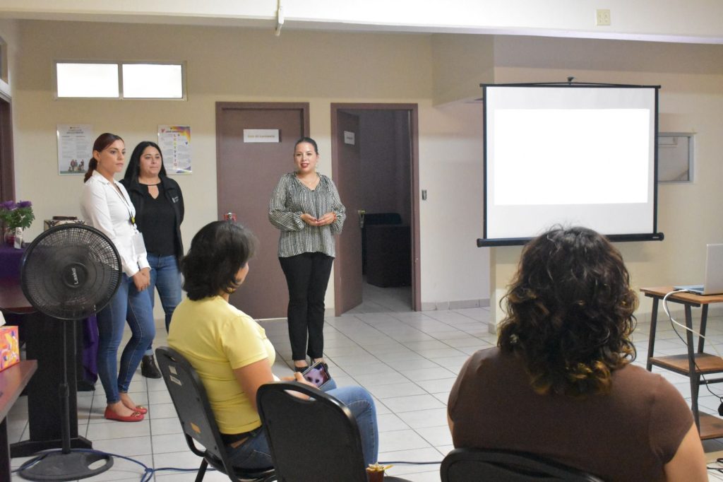 Immujer-realizo-taller-Viviendo-Autoestima