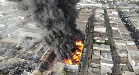 Cuerpos de emergencia contienen incendio en Fábrica Calinor