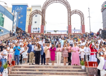 Montserrat Caballero une en matrimonio a más de 150 parejas frente al mar